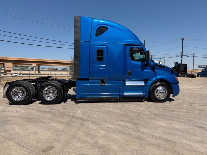 2022 Freightliner PT126064ST 72" Raised Roof Sleeper, exterior photo 4