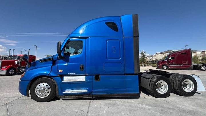 2022 Freightliner PT126064ST 72" Raised Roof Sleeper, exterior photo 1