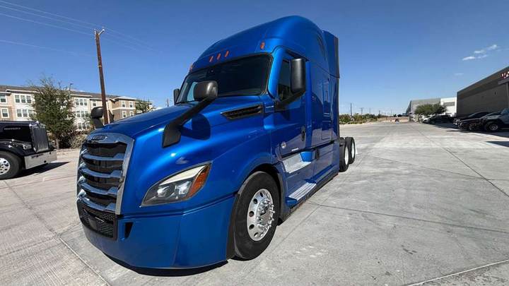 2022 Freightliner PT126064ST 72" Raised Roof Sleeper, exterior photo 3