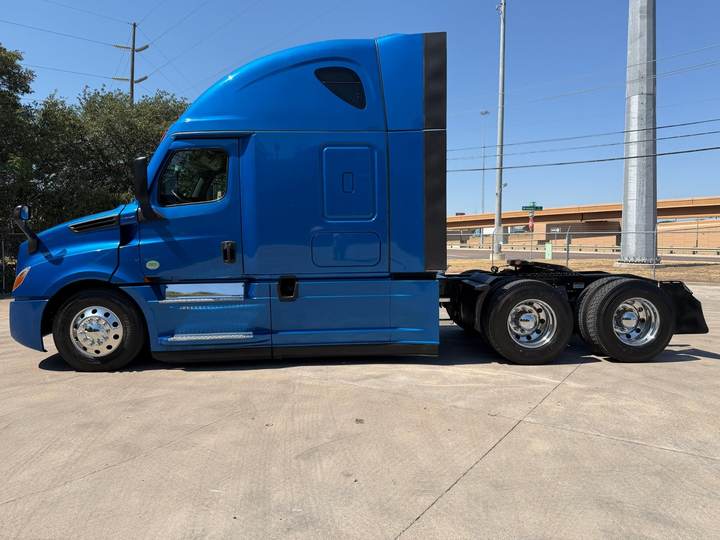 2022 Freightliner PT126064ST 72" Raised Roof Sleeper, exterior photo 4