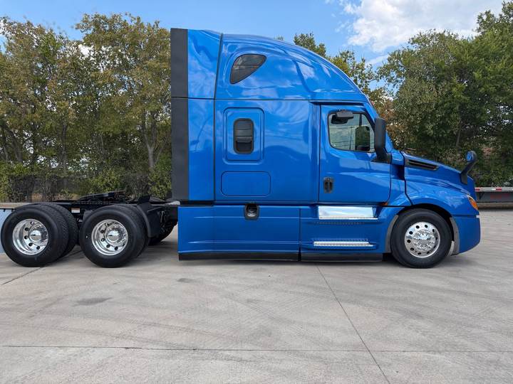 2022 Freightliner PT126064ST 72" Raised Roof Sleeper, exterior photo 3