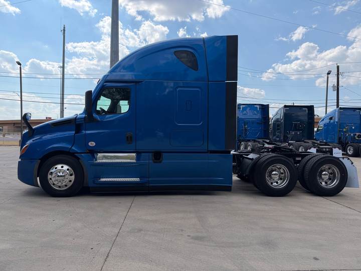 2022 Freightliner PT126064ST 72" Raised Roof Sleeper, exterior photo 4