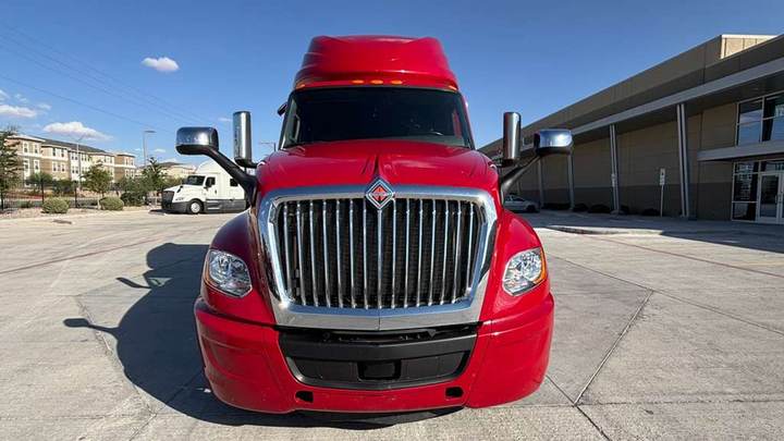 2022 International LT625 73" Raised Roof Sleeper, exterior photo 3