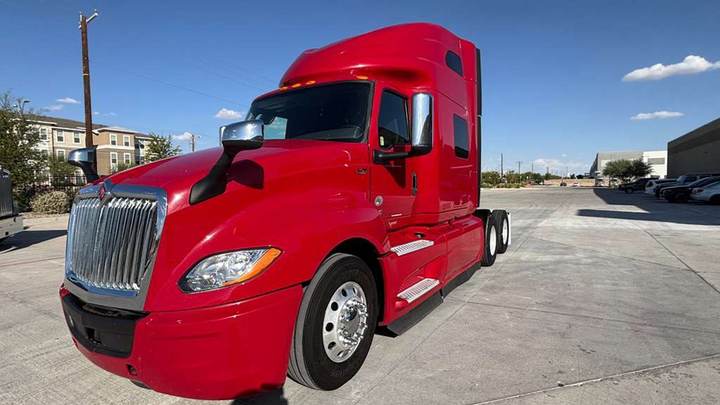 2022 International LT625 73" Raised Roof Sleeper, exterior photo 4