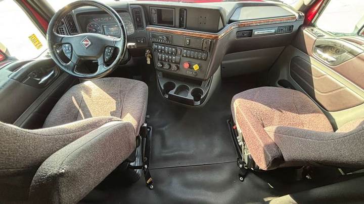 2022 International LT625 73" Raised Roof Sleeper, interior photo 8
