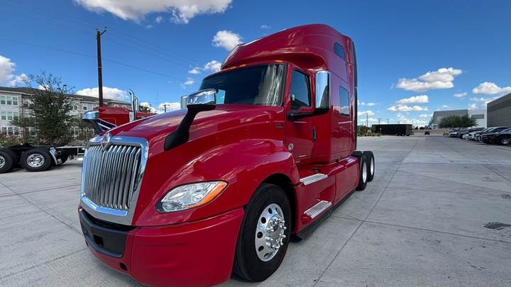 2022 International LT625 73" Raised Roof Sleeper, exterior photo 2