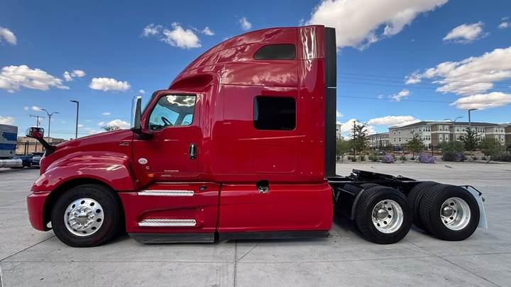 2022 International LT625 73" Raised Roof Sleeper, exterior photo 3