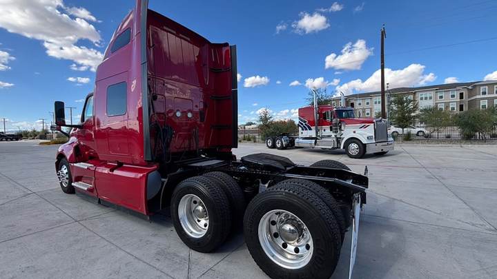 2022 International LT625 73" Raised Roof Sleeper, exterior photo 5