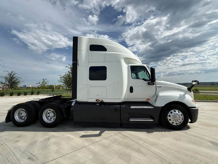 2022 International LT625 73" Raised Roof Sleeper, exterior photo 1