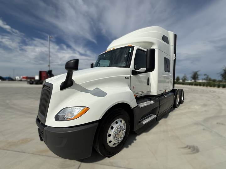 2022 International LT625 73" Raised Roof Sleeper, exterior photo 4