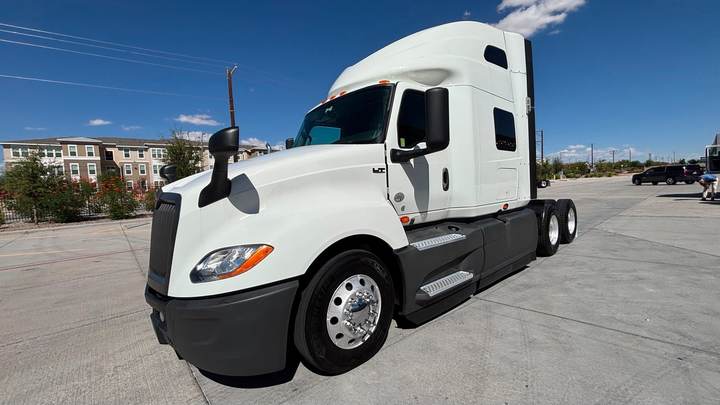 2022 International LT625 73" Raised Roof Sleeper, exterior photo 2