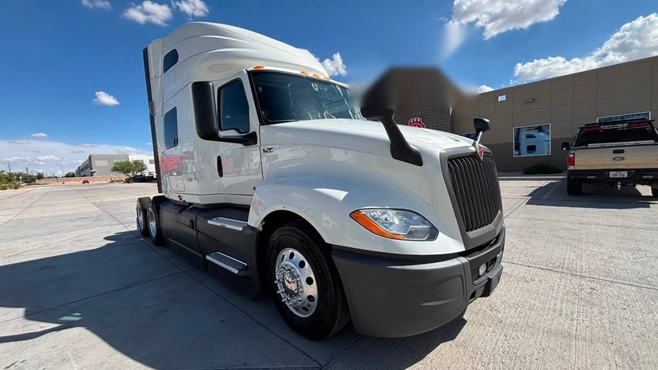 2022 International LT625 73" Raised Roof Sleeper, exterior photo 1