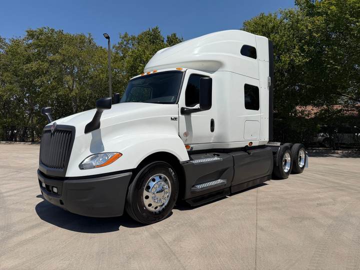 2022 International LT625 73" Raised Roof Sleeper, exterior photo 1