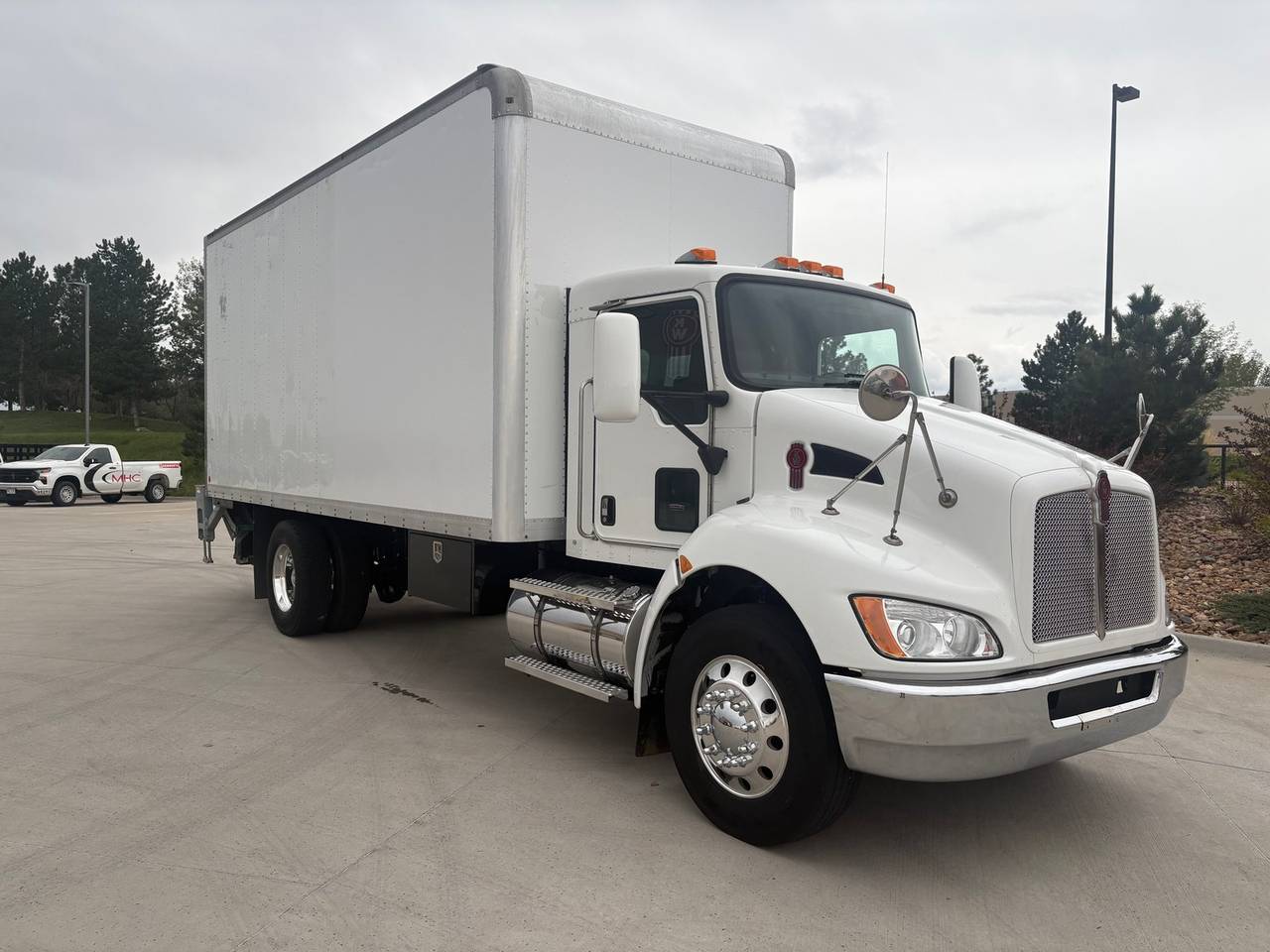 2022 Kenworth T270 Box Truck, exterior photo 1