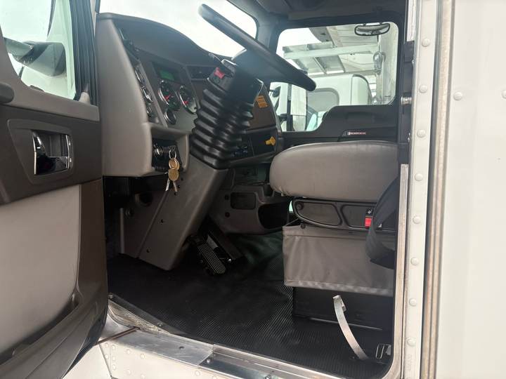 2022 Kenworth T270 Box Truck, interior photo 7