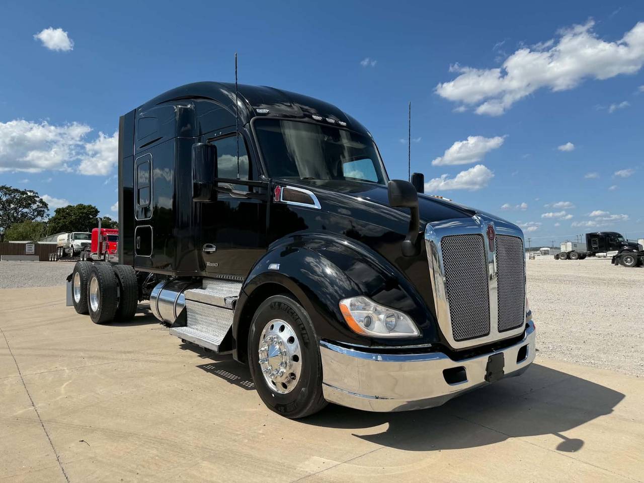 2022 Kenworth T680 76" Mid Roof Sleeper, exterior photo 1