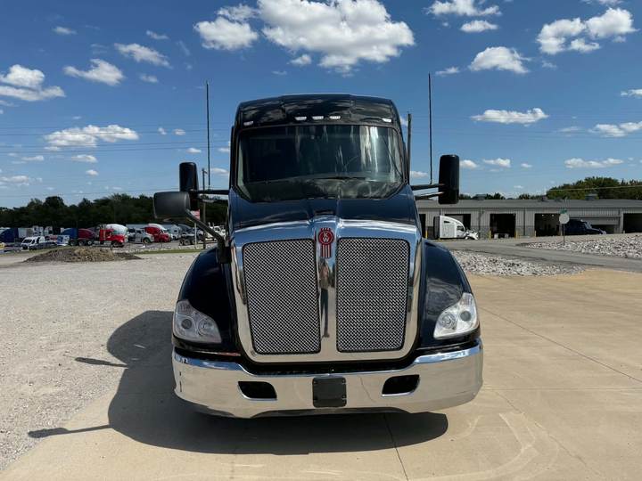 2022 Kenworth T680 76" Mid Roof Sleeper, exterior photo 3