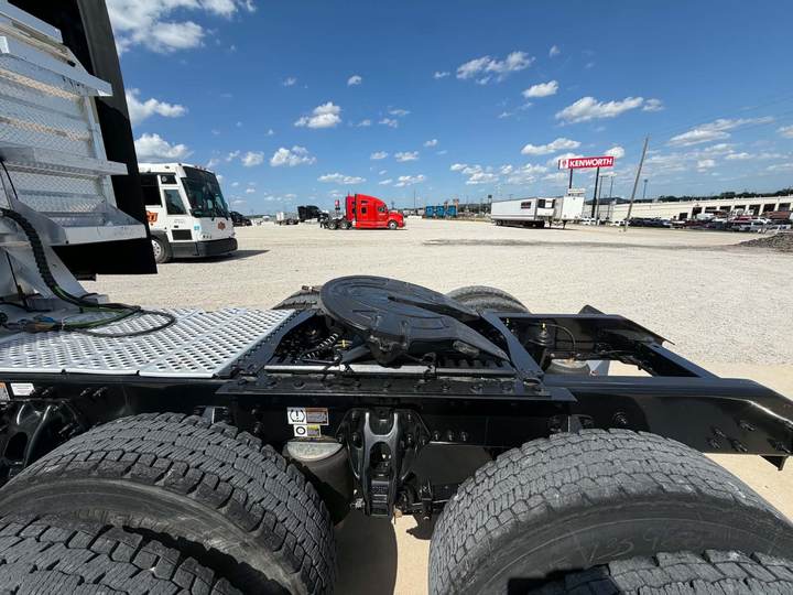2022 Kenworth T680 76" Mid Roof Sleeper, exterior photo 5