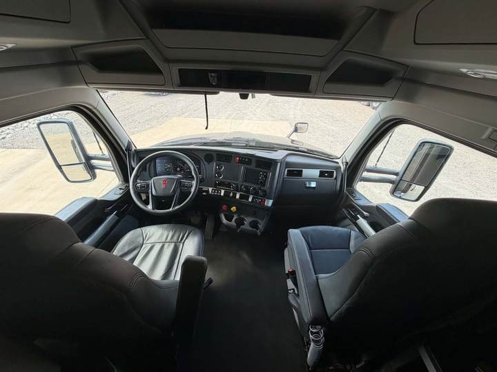 2022 Kenworth T680 76" Mid Roof Sleeper, interior photo 6