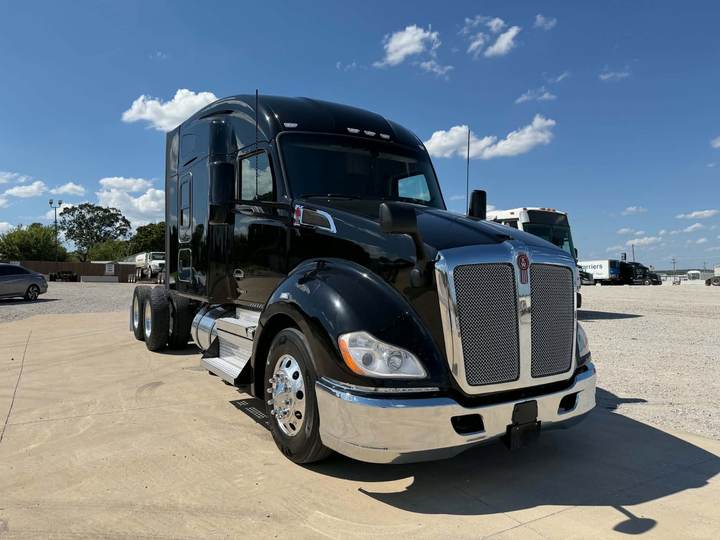 2022 Kenworth T680 76" Mid Roof Sleeper, exterior photo 1
