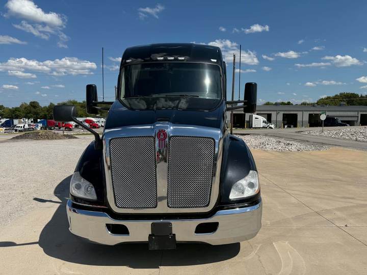 2022 Kenworth T680 76" Mid Roof Sleeper, exterior photo 3