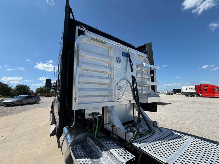 2022 Kenworth T680 76" Mid Roof Sleeper, exterior photo 5