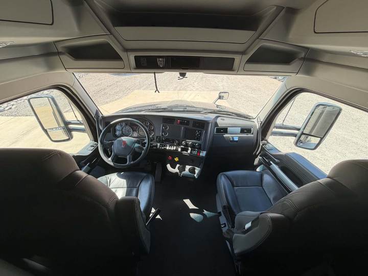 2022 Kenworth T680 76" Mid Roof Sleeper, interior photo 6