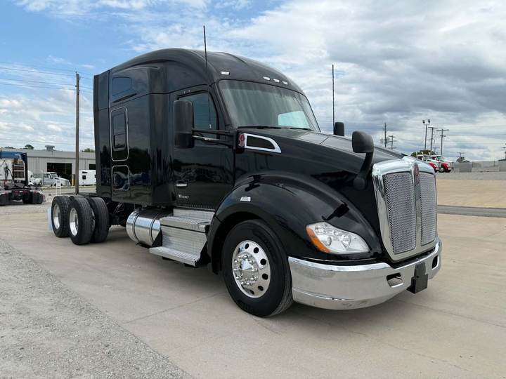 2022 Kenworth T680 76" Mid Roof Sleeper, exterior photo 1