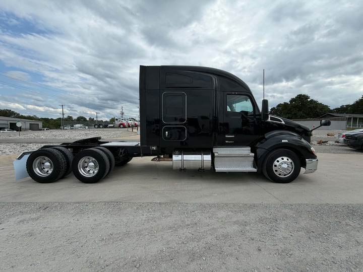 2022 Kenworth T680 76" Mid Roof Sleeper, exterior photo 2
