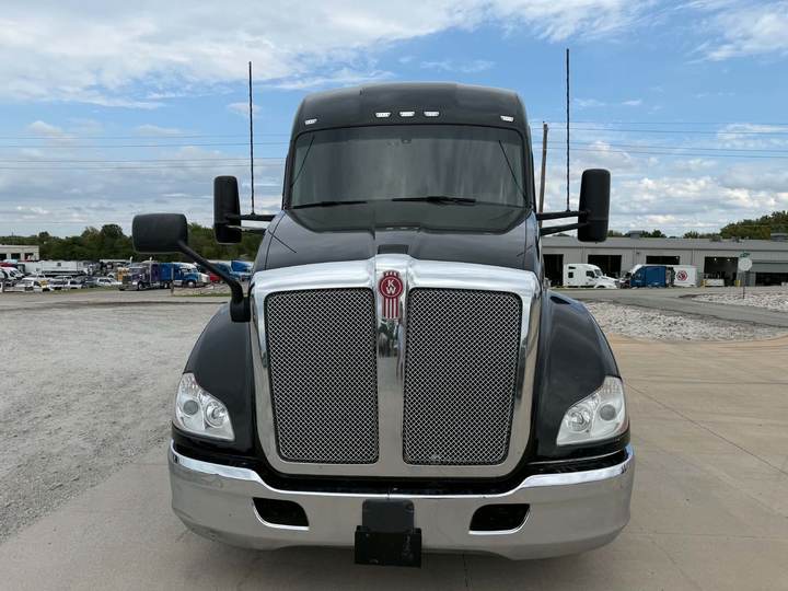 2022 Kenworth T680 76" Mid Roof Sleeper, exterior photo 3