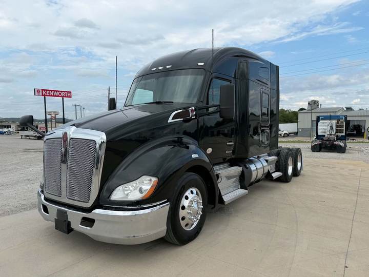2022 Kenworth T680 76" Mid Roof Sleeper, exterior photo 4