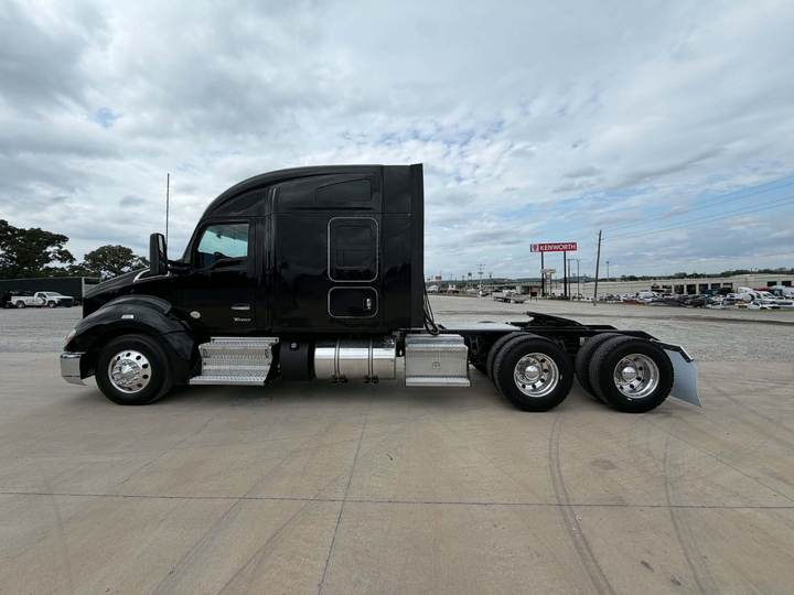 2022 Kenworth T680 76" Mid Roof Sleeper, exterior photo 5