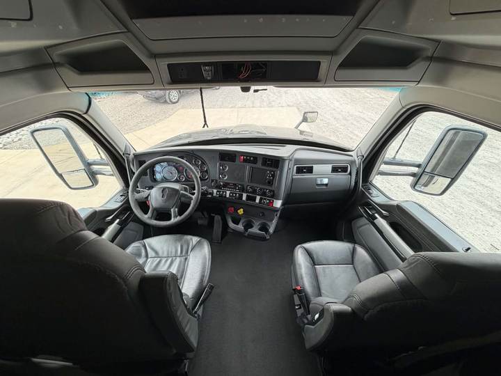 2022 Kenworth T680 76" Mid Roof Sleeper, interior photo 6