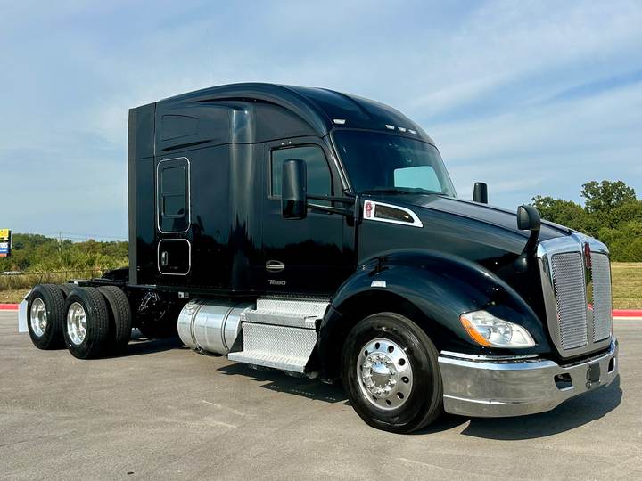 2022 Kenworth T680 76" Mid Roof Sleeper, exterior photo 1