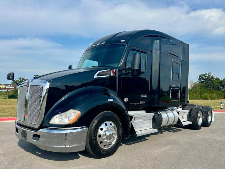 2022 Kenworth T680 76" Mid Roof Sleeper, exterior photo 2