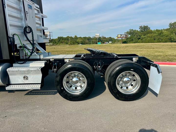 2022 Kenworth T680 76" Mid Roof Sleeper, exterior photo 3