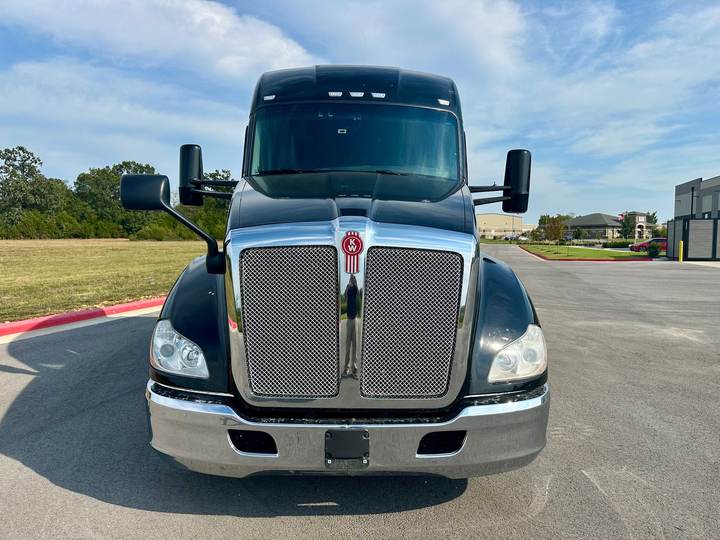 2022 Kenworth T680 76" Mid Roof Sleeper, exterior photo 4