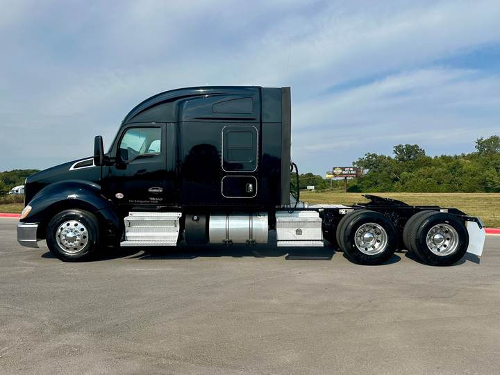 2022 Kenworth T680 76" Mid Roof Sleeper, exterior photo 5