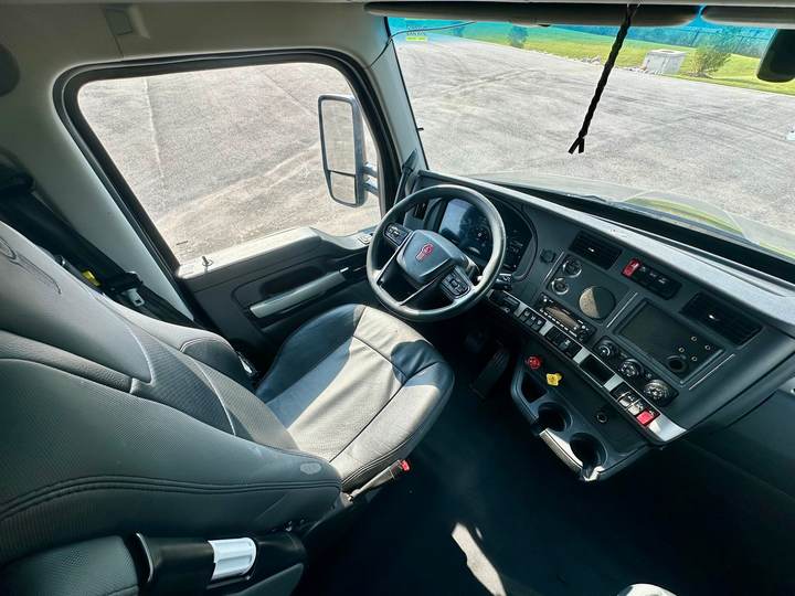2022 Kenworth T680 76" Mid Roof Sleeper, interior photo 7