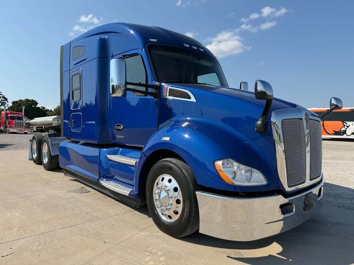 2022 Kenworth T680 76" Mid Roof Sleeper, exterior photo 1