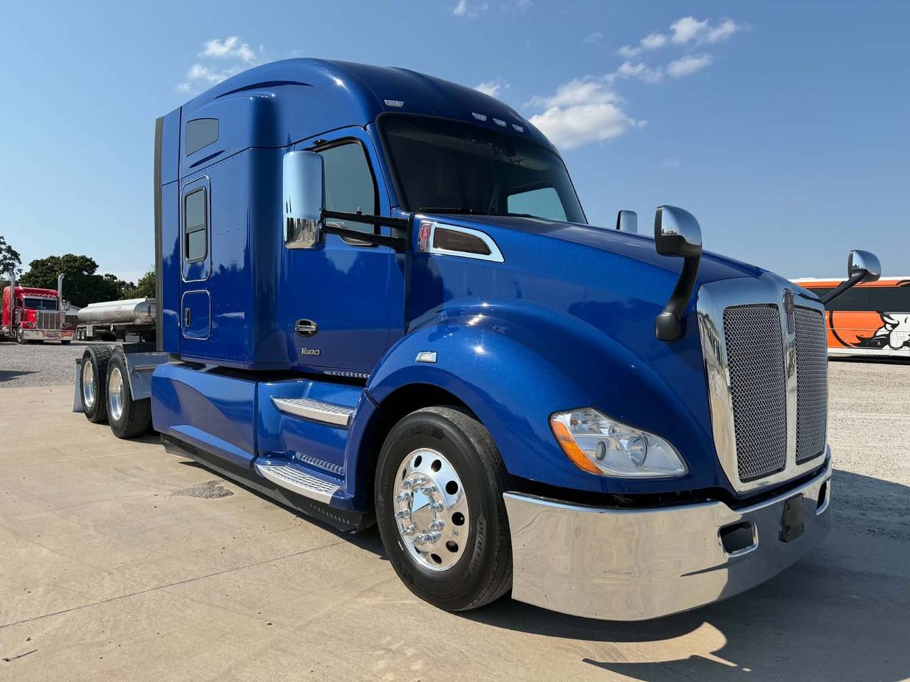 2022 Kenworth T680 76" Mid Roof Sleeper, exterior photo 1