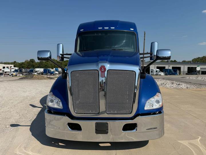 2022 Kenworth T680 76" Mid Roof Sleeper, exterior photo 3