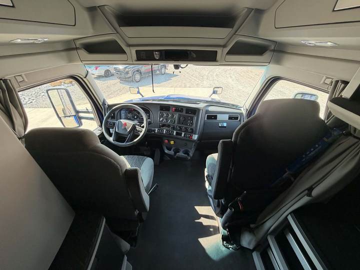 2022 Kenworth T680 76" Mid Roof Sleeper, interior photo 6
