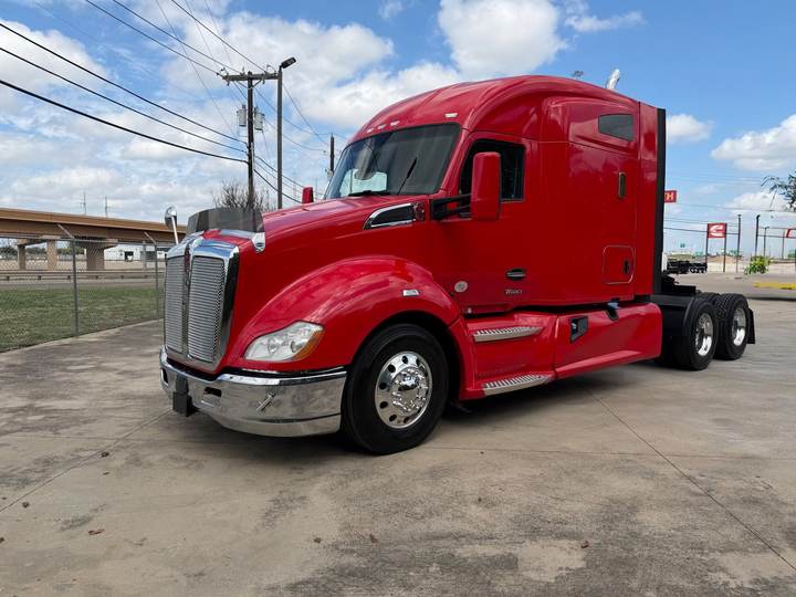 2022 Kenworth T680 76" Mid Roof Sleeper, exterior photo 2