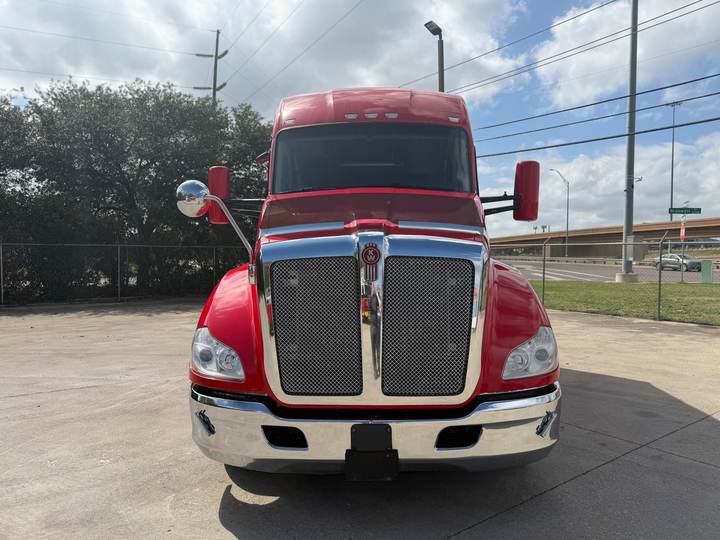 2022 Kenworth T680 76" Mid Roof Sleeper, exterior photo 4