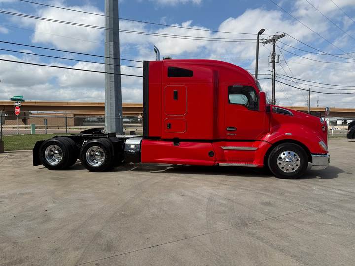 2022 Kenworth T680 76" Mid Roof Sleeper, exterior photo 5