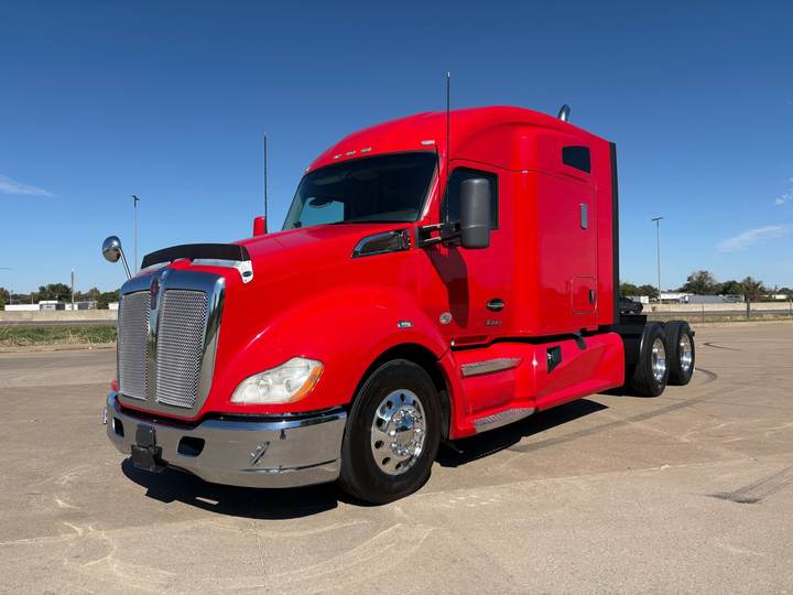 2022 Kenworth T680 76" Mid Roof Sleeper, exterior photo 2
