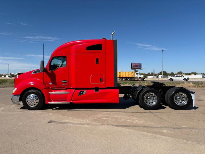 2022 Kenworth T680 76" Mid Roof Sleeper, exterior photo 3