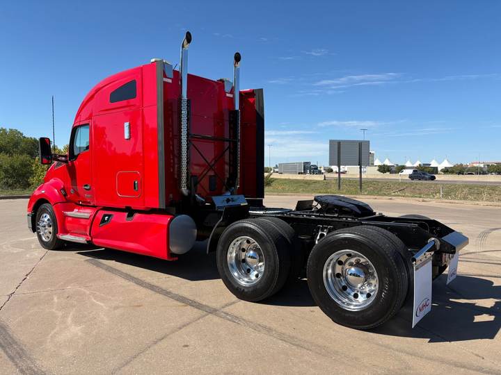 2022 Kenworth T680 76" Mid Roof Sleeper, exterior photo 4