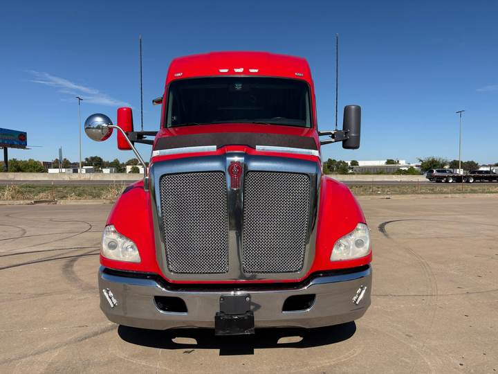 2022 Kenworth T680 76" Mid Roof Sleeper, exterior photo 5